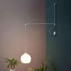 Applique Déportée Blanche En Métal Et Boule De Verre Opale Succursal