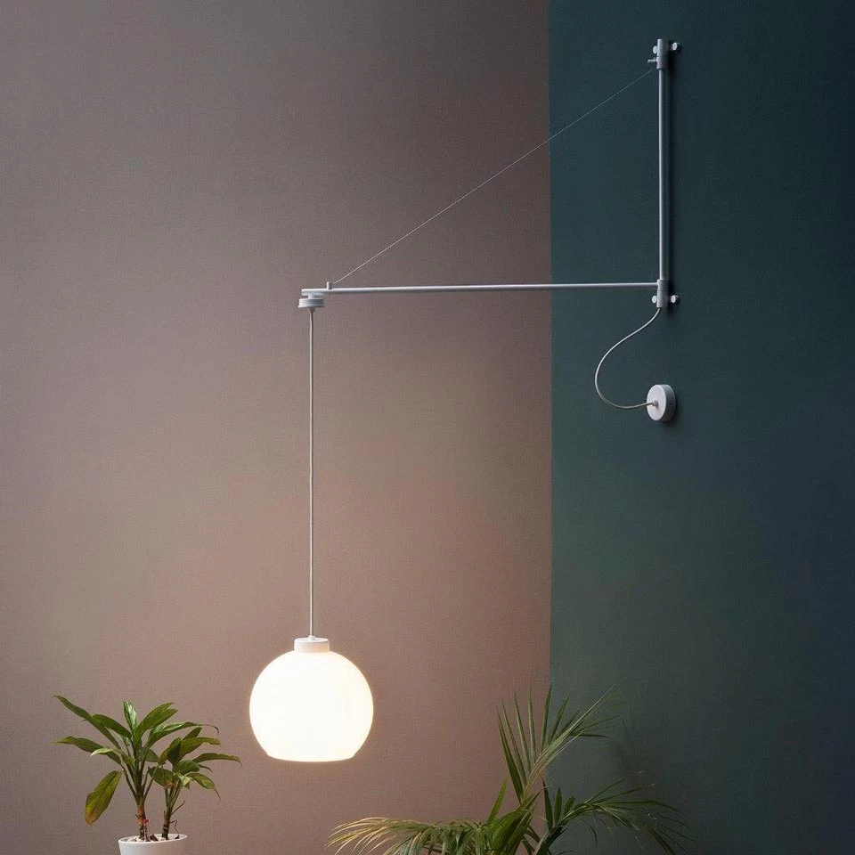 Applique Déportée Blanche En Métal Et Boule De Verre Opale Succursal 1 Applique Déportée Blanche En Métal Et Boule De Verre Opale Succursal