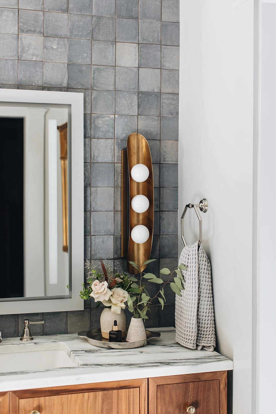 Hopper Applique Dorée Aux Trois Boules De Verre Opale 2 Hopper Applique Dorée Aux Trois Boules De Verre Opale – Image 2