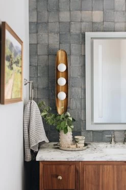 Hopper Applique Dorée Aux Trois Boules De Verre Opale 5 Hopper Applique Dorée Aux Trois Boules De Verre Opale -Lumière D'intérieur contemporain art deco americain 21100344 2R