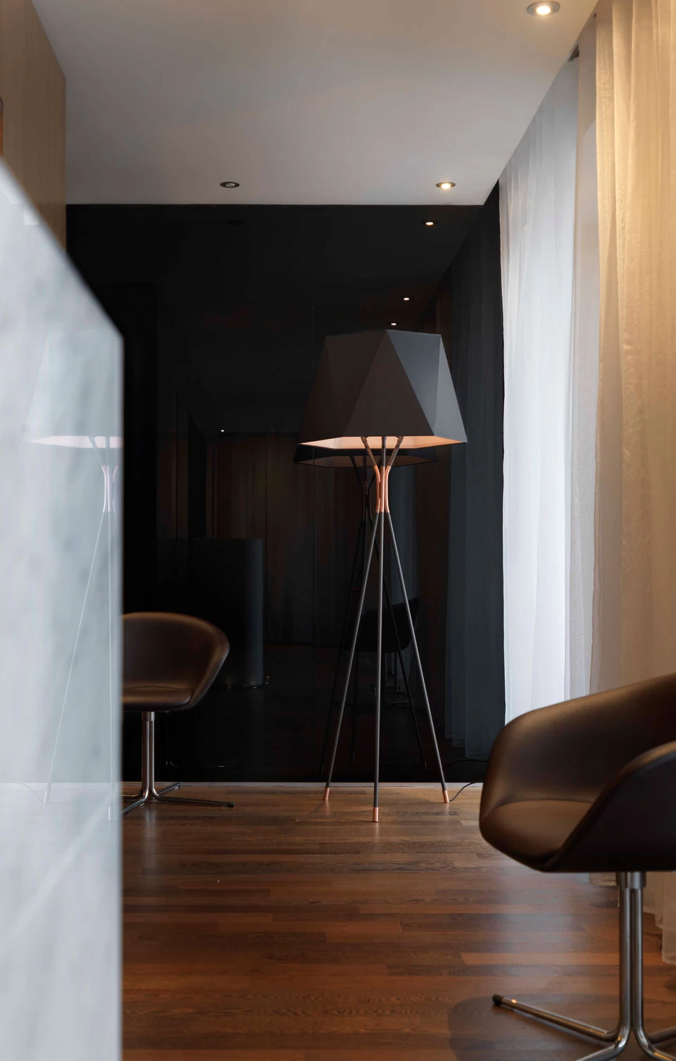 Grand Lampadaire Trépied En Métal Noir Et Cuivre Solitaire 2 Grand Lampadaire Trépied En Métal Noir Et Cuivre Solitaire – Image 2