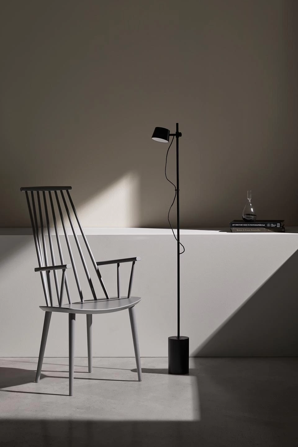 Nera Lampadaire Noir, Socle En Bois 2 Nera Lampadaire Noir, Socle En Bois – Image 2