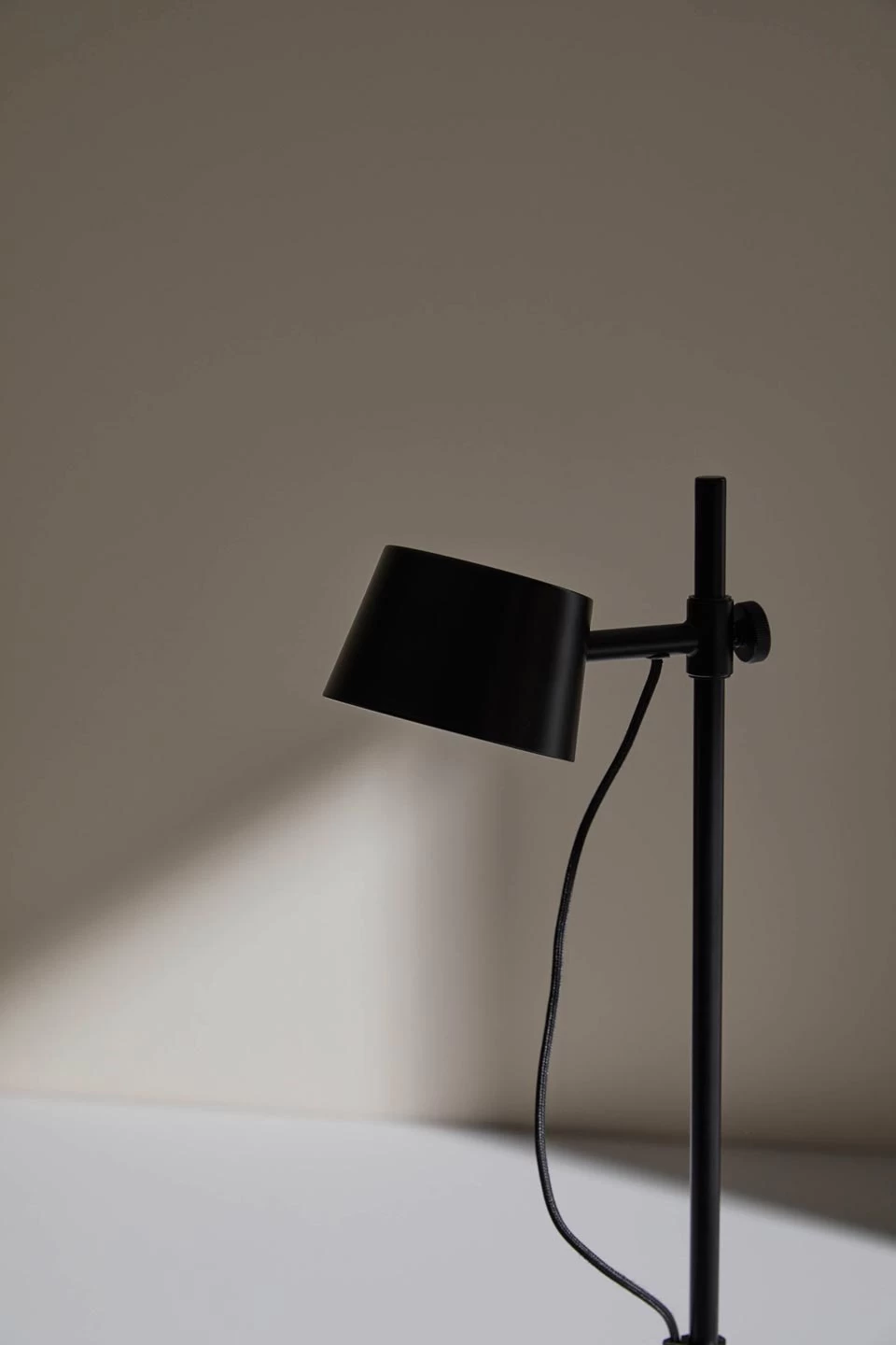 Nera Lampadaire Noir, Socle En Bois 3 Nera Lampadaire Noir, Socle En Bois – Image 3