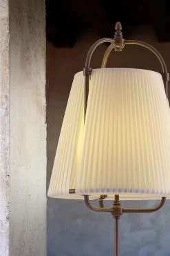 Lampadaire En Soie Beige Et Laiton Patiné Foncé Abat-jour En Cône