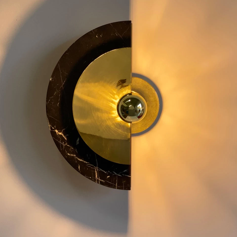 Levante Applique Ronde Réglable En Laiton Poli Et Marbre Noir 2 Levante Applique Ronde Réglable En Laiton Poli Et Marbre Noir – Image 2