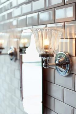 Applique En Chrome Et Verre Cannelé Forme Vase Pour Salle De Bain Austen 3 -Lumière D'intérieur luminaire anglais classique 12110111 2R