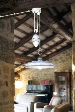 Suspension à Croisillons Et Liseré Bleus Style Provence Porcelaine Blanche Et Contrepoids